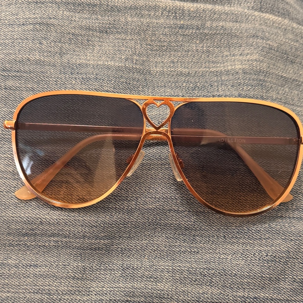 Stylish Gold Sunglasses - Picture 2 of 7